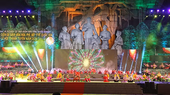 Открылись Фестиваль выступления объектов национального нематериального культурного наследия и Фестиваль Тханьтуен – 2019 ảnh 5
