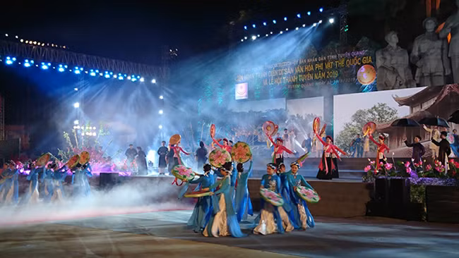 Открылись Фестиваль выступления объектов национального нематериального культурного наследия и Фестиваль Тханьтуен – 2019 ảnh 8