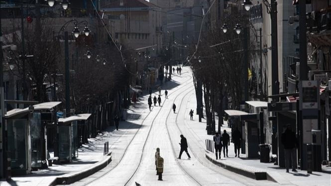 Жители Израиля на улице в Иерусалиме, 28 февраля 2026 года. (Фото: Синьхуа/ВИА)