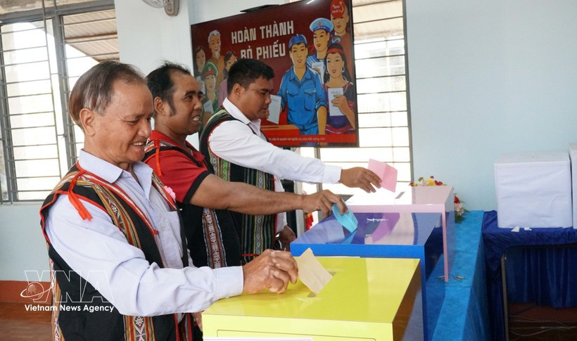 Многочисленные представители этнических меньшинств из бывшей революционной базы общины Гао (провинция Зялай) приходят голосовать с самого раннего утра. (Фото: ВИА)