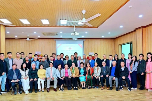 Делегаты и члены Отделения Общества вьетнамско-российской дружбы вьетнамцев, обучавшихся и работавших в Воронеже.