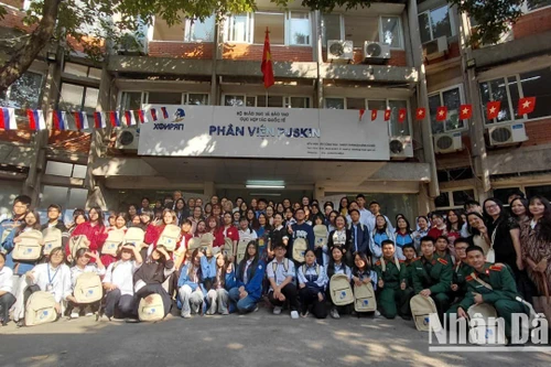 Оргкомитет, преподаватели и участники Олимпиады. Фото: Лам Нгуен