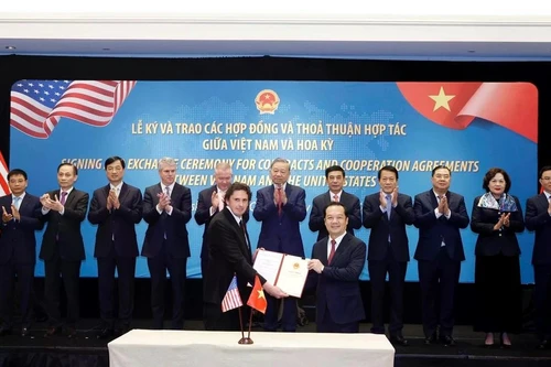 Генеральный секретарь То Лам присутствует на церемонии вручения лицензий между Министерством науки и технологий и компанией Starlink. (Фото: ВИА)