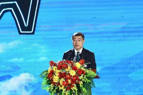 Член Политбюро, секретарь ЦК КПВ, заведующий Организационным отделом ЦК КПВ Ле Минь Хынг выступает с речью.