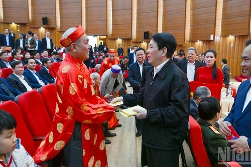 Президент Лыонг Кыонг поздравляет пожилых жителей провинции Лаокай с Новым годом.