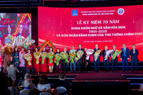 Вручение цветов в знак благодарности преподавателям – бывшим руководителям факультета. Фото: Оргкомитет