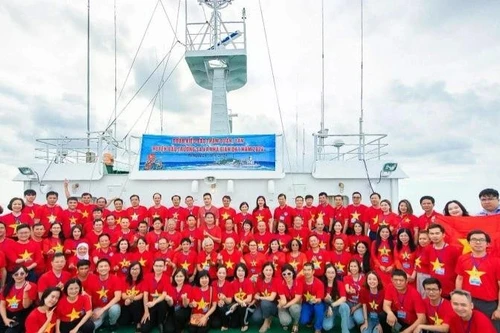 Делегация зарубежных вьетнамцев посетила военных и гражданских лиц в островном уезде Чыонгша и платформу DK1 в 2024 году.