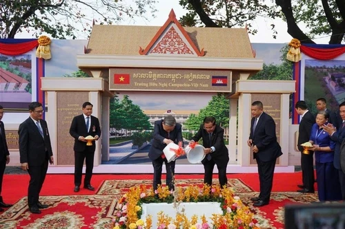 Генеральный секретарь То Лам и председатель Сената Камбоджи Хун Сен проводят церемонию закладки первого камня в строительство школы камбоджийско-вьетнамской дружбы.