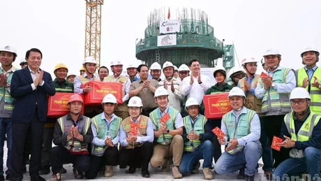 Премьер-министр Фам Минь Тьинь вручает подарки в знак поддержки строительным компаниям, работающим над возведением диспетчерской вышки в национальном аэропорту Зябинь.