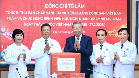 Генеральный секретарь ЦК КПВ То Лам вручает подарок Больнице дружбы.