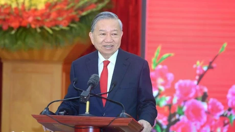 Генеральный секретарь ЦК КПВ То Лам выступает с речью на встрече.