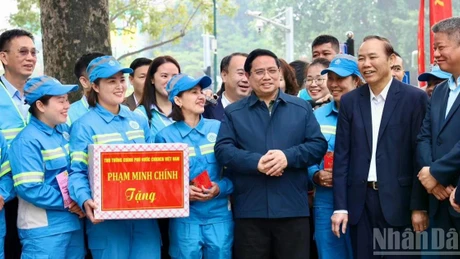 Премьер-министр Фам Минь Тьинь посещает цветочный сад Лечык, поздравляя с Новым годом работников санитарно-экологической службы компании URENCO.