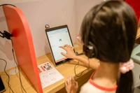 Учащиеся начальной школы изучают английский язык с помощью ИИ. (Фото: Нгуен Кхой)