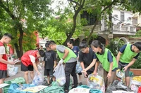 Участники группы Tagom проводят инструктаж для граждан по правильной сортировке отходов. Фото: Тхэ Дай