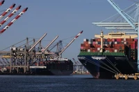 Контейнеровозы в порту Лос-Анджелеса, штат Калифорния, США. (Фото: Синьхуа)