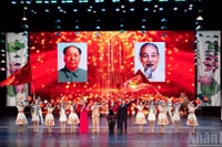 Артисты исполняют вьетнамские и китайские песни.