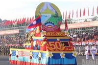 Колонна участников парада с эмблемой 50-летия Национального праздника Лаоса на генеральной репетиции парада и шествия, посвященного празднованию 50-летия основания Лаосской Народно-Демократической Республики (2 декабря 1975 г. – 2 декабря 2025 г.).