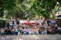 Член ЦК КПВ, Главный редактор газеты «Нянзан», Заместитель заведующего Отделом ЦК КПВ по пропаганде, политическому воспитанию и работе с народными массами, Председатель Союза журналистов Вьетнама Ле Куок Минь фотографируется на память с артистами и читателями.