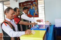 Многочисленные представители этнических меньшинств из бывшей революционной базы общины Гао (провинция Зялай) приходят голосовать с самого раннего утра. (Фото: ВИА)