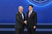 Президент Вьетнама Лыонг Кыонг принимает Генерального секретаря ООН на церемонии открытия подписания Ханойской конвенции. (Фото: Суан Ки – Тхюи Нгуен)