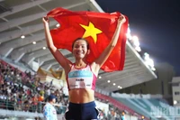 Нгуен Тхи Оань победила в беге на 5000 м среди женщин, завоевав золотую медаль. (Фото: Хоанг Минь)