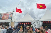 Стенд Вьетнама на Празднике газеты «Юманите» привлек внимание большого числа французских и зарубежных друзей.