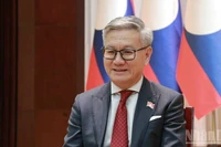 Министр иностранных дел Лаоса Тхонгсаван Фомвихан отвечает на вопросы постоянного корреспондента газеты «Нянзан» в Лаосе. (Фото: Зюи Тоан)