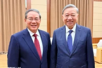 Генеральный секретарь ЦК КПВ То Лам и Премьер Госсовета Китая Ли Цян. (Фото: ВИА)