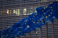 Флаг ЕС развевается у здания Европейской комиссии в Брюсселе, Бельгия. (Фото: Синьхуа)