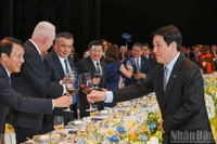 Президент Лыонг Кыонг поздравляет глав делегаций, участвовавших в церемонии подписания Ханойской конвенции.