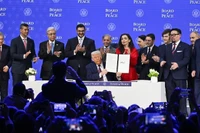 Президент США Дональд Трамп выступает на церемонии подписания Хартии Совета мира по прекращению конфликта в секторе Газа, Давос, Швейцария, 22 января 2026 года. (Фото: Anadolu Agency / ВИА)