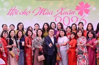 Главный редактор газеты «Нянзан» Ле Куок Минь принимает участие в весенней ярмарке.