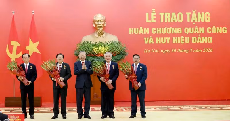 Генсек ЦК КПВ То Лам вручает ордена «За военные заслуги» I степени руководителям. Фото: Данг Кхоа