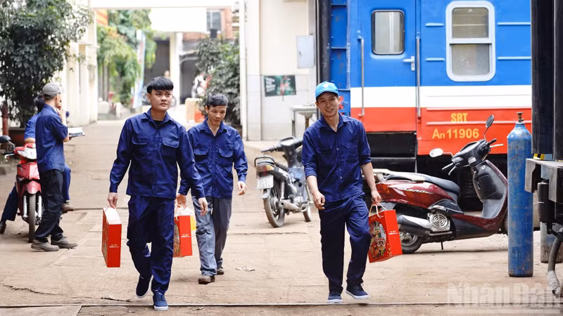 Радость, которой делятся между собой работники.