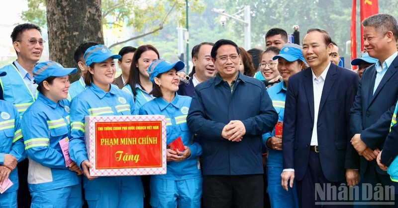 Премьер-министр Фам Минь Тьинь посещает цветочный сад Лечык, поздравляя с Новым годом работников санитарно-экологической службы компании URENCO.