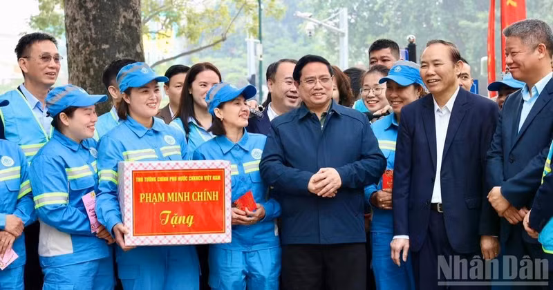 Премьер-министр Фам Минь Тьинь посещает цветочный сад Лечык, поздравляя с Новым годом работников санитарно-экологической службы компании URENCO.