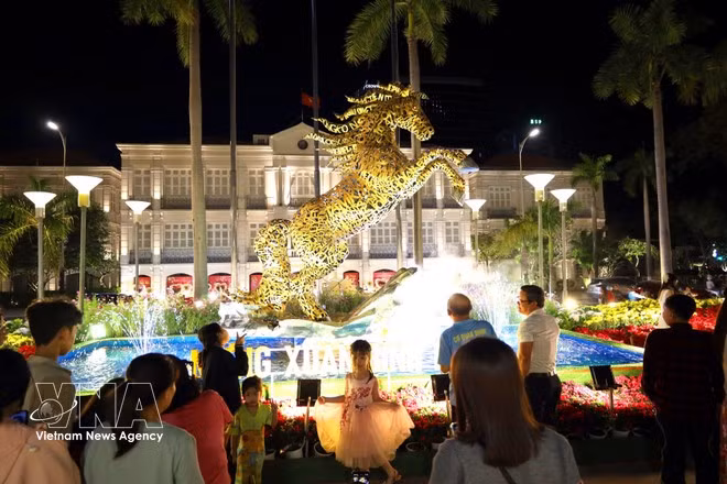 Жители и туристы отдыхают, гуляют и фотографируются в общественных пространствах в первые дни весны 2026 года в Дананге. Фото: ВИА.