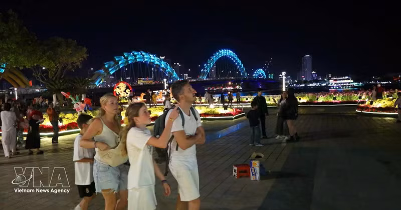 Иностранные туристы осматривают город Дананг в преддверии Тэт 2026 года. Фото: ВИА.