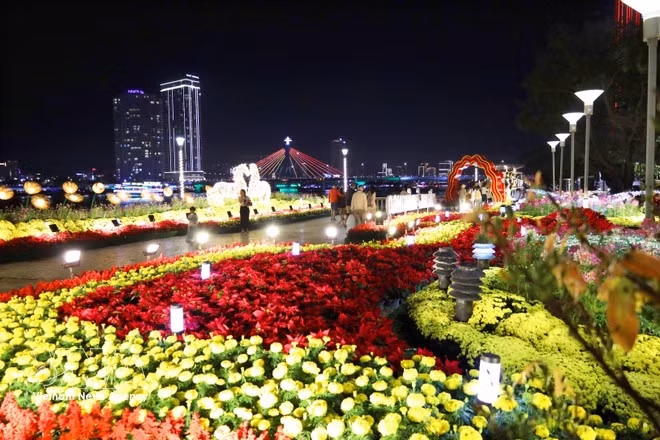 Дананг украшает городские улицы, приветствуя гостей, прибывших познакомиться с вьетнамским Тэт. Фото: ВИА.