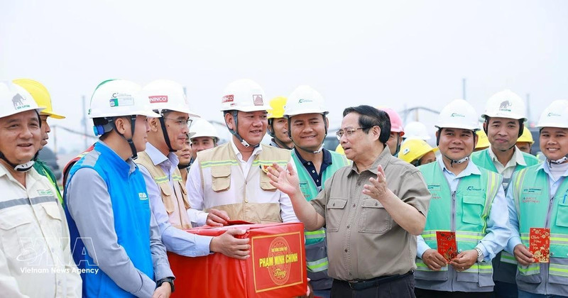 Премьер-министр Фам Минь Тьинь воодушевил и поставил задачи перед подразделениями, участвующими в строительстве проекта Международного аэропорта Зябинь (Фото: ВИА)