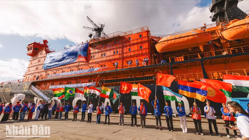 Государственный флаг Вьетнама реет над арктическим рейсом «Ледокол знаний»