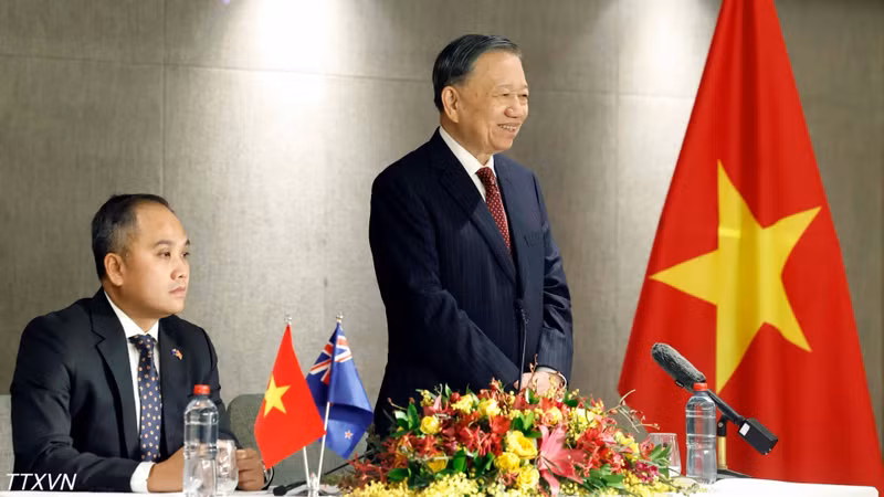 vna-potal-tong-bi-thu-chu-tich-nuoc-gap-go-can-bo-nhan-vien-dai-su-quan-viet-nam-tai-new-zealand-8950550-4915-1610.jpg