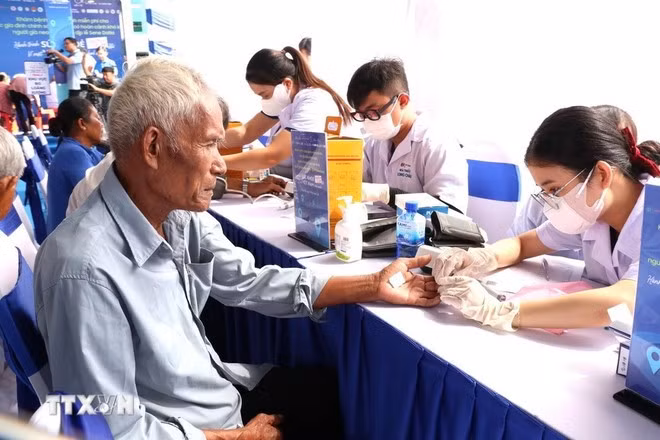 Проверяют уровень сахара в крови у пожилых людей. (Фото: ВИА)