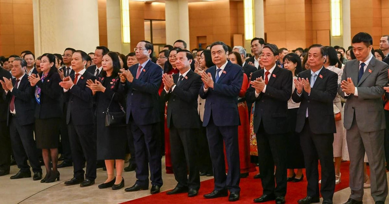 Председатель НС Чан Тхань Ман встретился с депутатами НС центрального уровня, должностными лицами, государственными служащими и сотрудниками ведомств НС и канцелярии НС