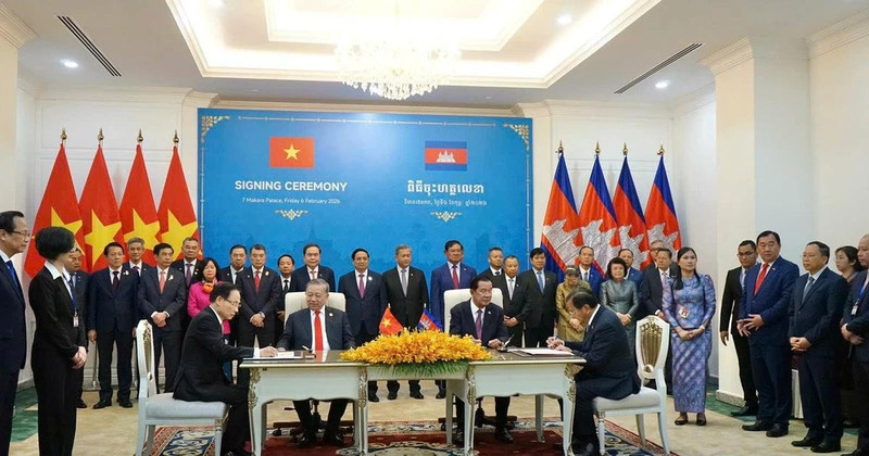 Подписание Соглашения о сотрудничестве между Министерством иностранных дел Вьетнама и Отделом ЦК Народной партии Камбоджи по внешним связям.