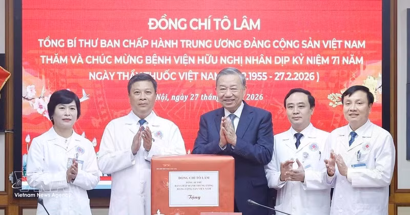 Генеральный секретарь ЦК КПВ То Лам вручает подарок Больнице дружбы.