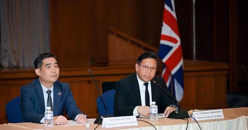 Посол Вьетнама в Таиланде (слева) Фам Вьет Хунг участвует в конференции.