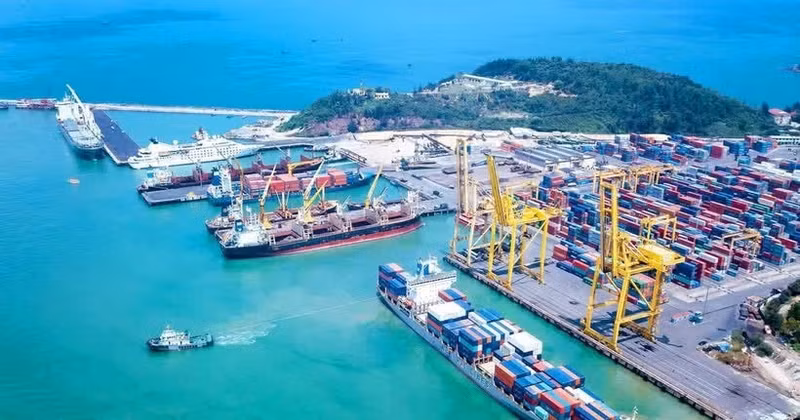 Погрузка и разгрузка товаров в порту Дананг.