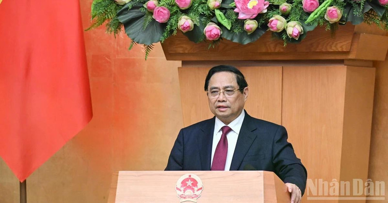 Премьер-министр Фам Минь Тьинь выступает с речью.