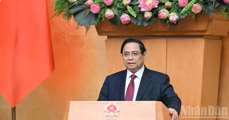 Премьер-министр Фам Минь Тьинь выступает с речью.